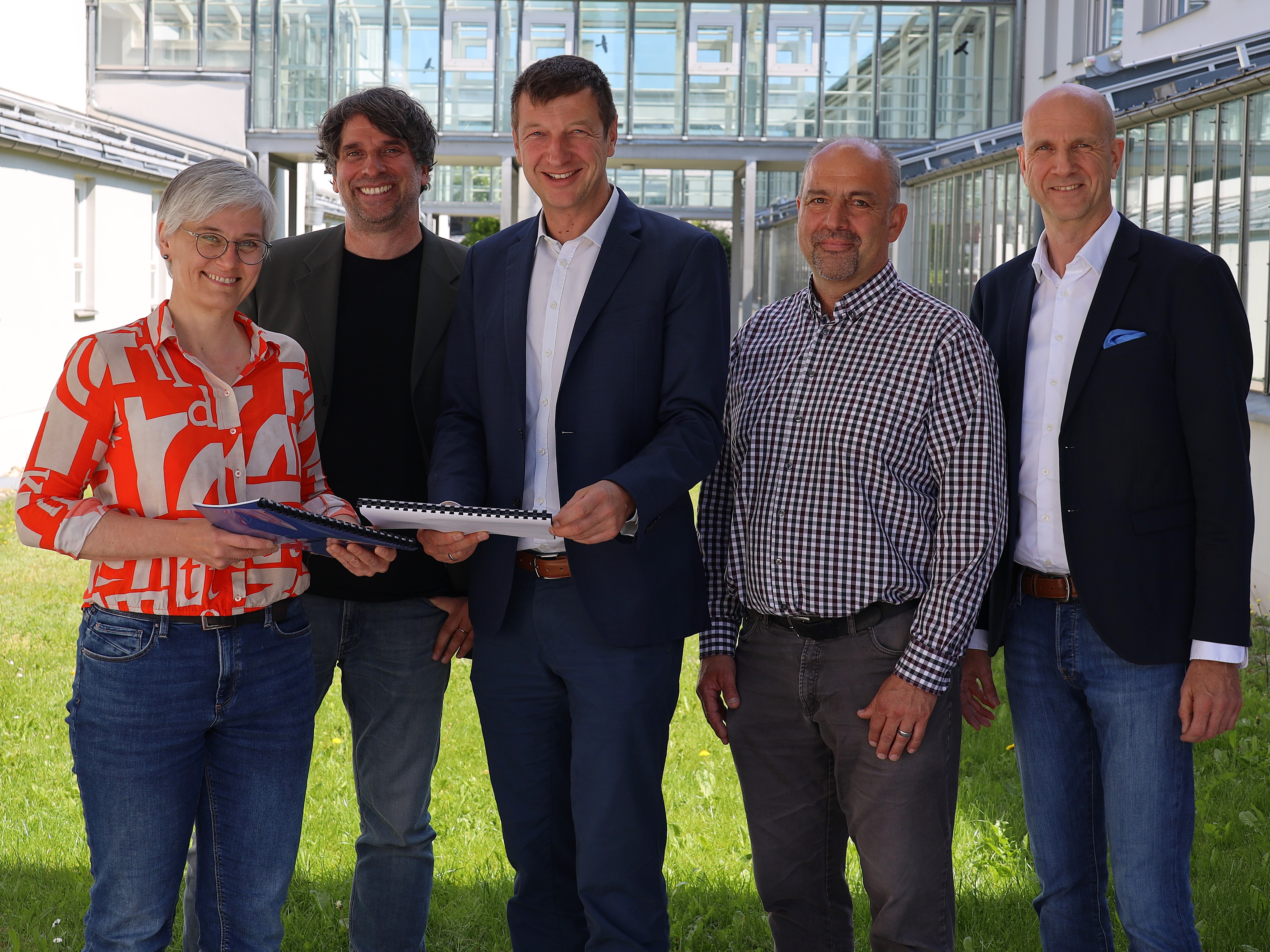 Vielversprechende Zusammenarbeit zur Förderung des Architekturstudiengangs (v.l.n.r.): Ingeborg Heilmeier-Dahme und Prof. Stephan Rauch, Studiengang Architektur der Hochschule Landshut und die Vertreter des Staatlichen Bauamts Freising Christian Mattmann (Behördenleiter), Bernhard Weiß (Bereichsleiter Hochbau) und Marcus Dörner (Öffentlichkeitsarbeit). Bildquelle: Florian Striegl (Hochschule Landshut) Vielversprechende Zusammenarbeit zur Förderung des Architekturstudiengangs (v.l.n.r.): Ingeborg Heilmeier-Dahme und Prof. Stephan Rauch, Studiengang Architektur der Hochschule Landshut und die Vertreter des Staatlichen Bauamts Freising Christian Mattmann (Behördenleiter), Bernhard Weiß (Bereichsleiter Hochbau) und Marcus Dörner (Öffentlichkeitsarbeit). Bildquelle: Florian Striegl (Hochschule Landshut)