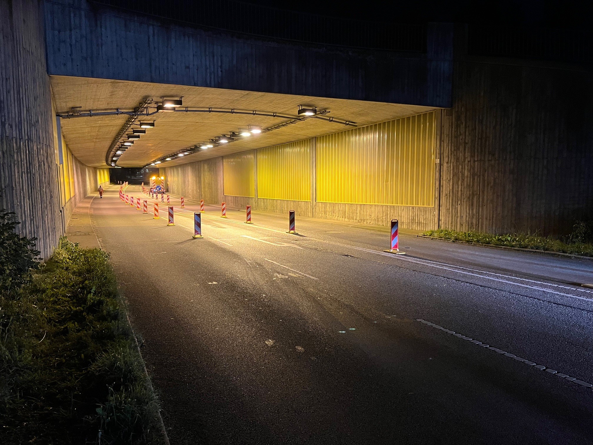Um die Sicherheit im Tunnel zu gewährleisten, wurden die äußeren Fahrspuren gesperrt. Um die Sicherheit im Tunnel zu gewährleisten, wurden die äußeren Fahrspuren gesperrt.